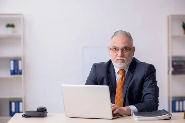 Viejo empleado que trabaja en la oficina —  Fotos de Stock