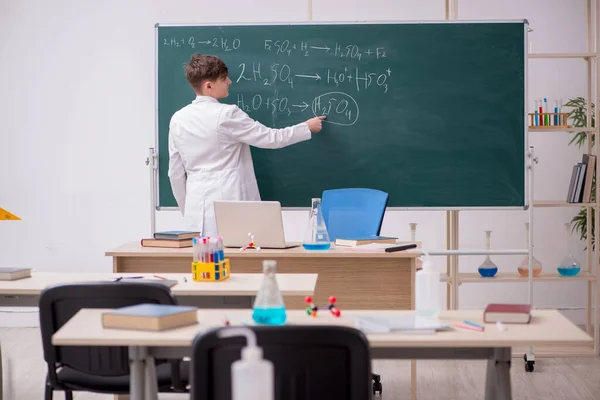 Schooljongen die scheikunde studeert in de klas — Stockfoto