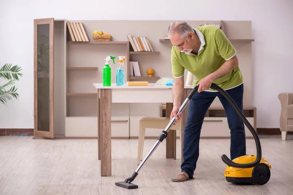 Orang tua membersihkan rumah — Stok Foto