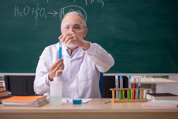 Sınıftaki yaşlı erkek kimyacı öğretmen. — Stok fotoğraf