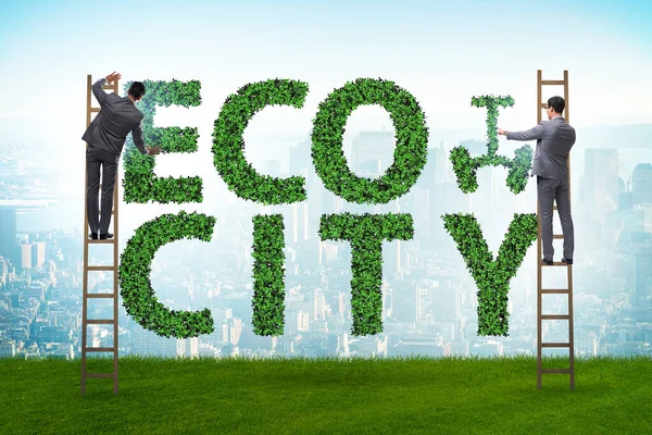 Eco cidade em ecologia conceito com empresário — Fotografia de Stock