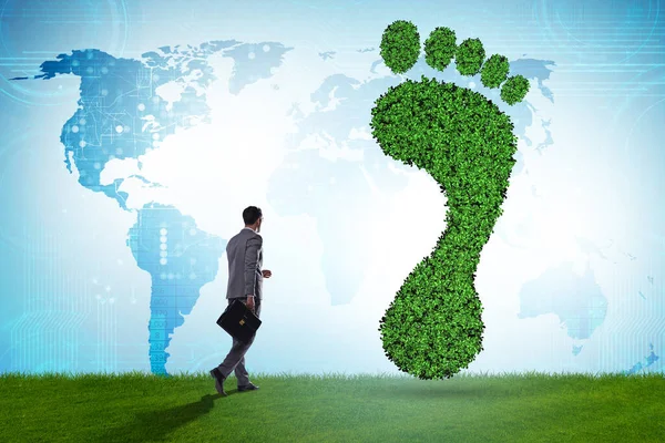 Экологическая концепция с зеленым отпечатком и бизнесмен — стоковое фото