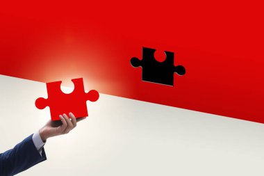 İş adamı kayıp yapboz parçasını koyuyor