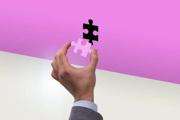 Empresário colocando peça de quebra-cabeça em falta — Fotografia de Stock