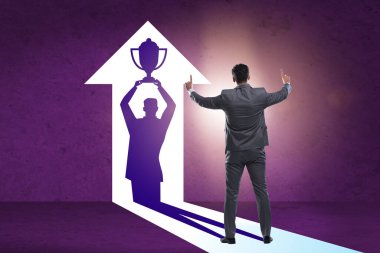 İş adamı iş konseptinde büyük ödülü hayal ediyor