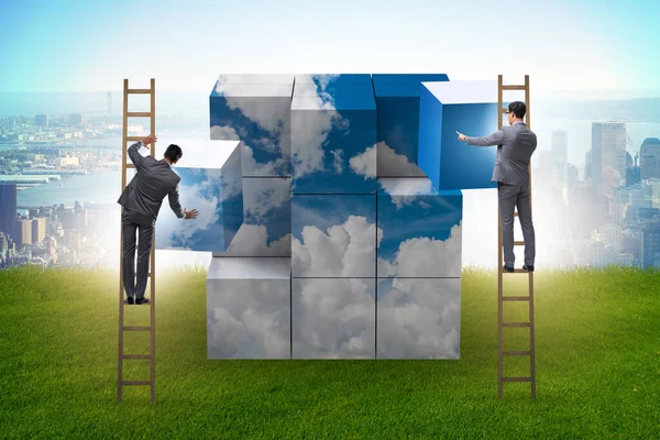 Empresario construyendo cubo de nube con formas — Foto de Stock