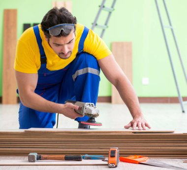 Profesyonel müteahhit evde döşeme döşemesi yapıyor.