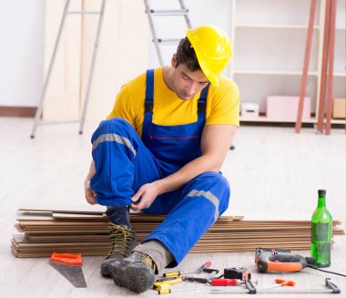 Tatilde içki içen tamirci.