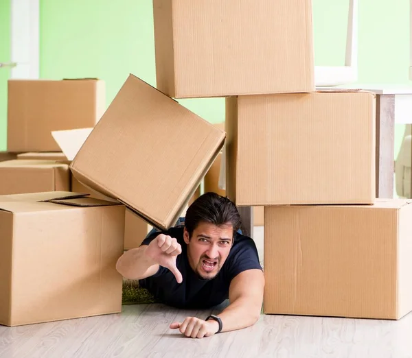 Man moving house with boxes — Stock Photo, Image