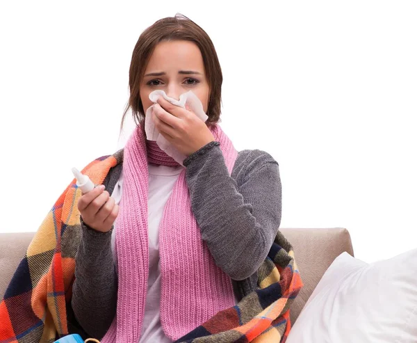 Wanita sakit berbaring di sofa — Stok Foto