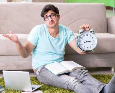 Evde üniversite sınavlarına hazırlanan öğrenci yöneticiler