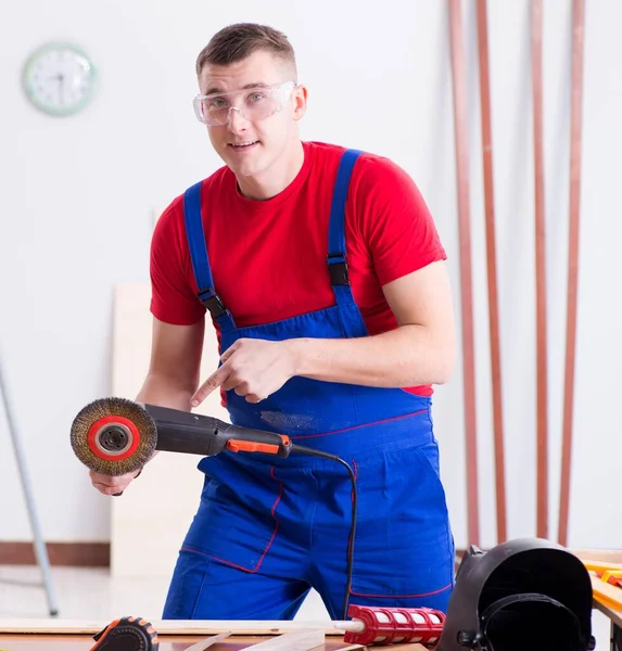 Appaltatore che lavora in officina — Foto Stock