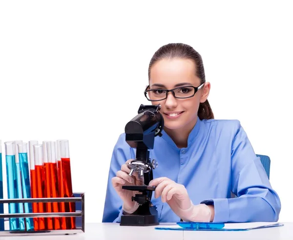 Químico de laboratorio que trabaja con microscopio y tubos — Foto de Stock