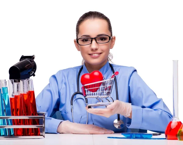 Mladý lékař s červeným srdcem v laboratoři — Stock fotografie