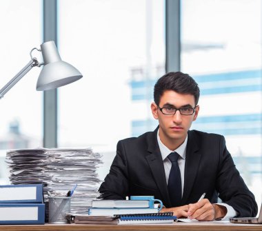 Ofiste çalışan genç bir işadamı.