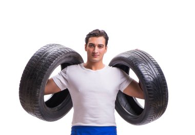 Yakışıklı lastik tamircisi beyazda izole edilmiş.