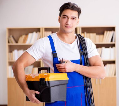 Adam evde elektrik tamiratı yapıyor.