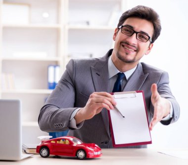 Ajan araba sigortası öneriyor.