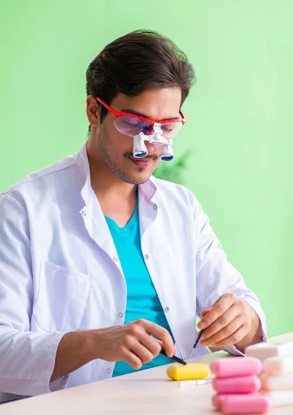 Sabão de teste químico no laboratório — Fotografia de Stock