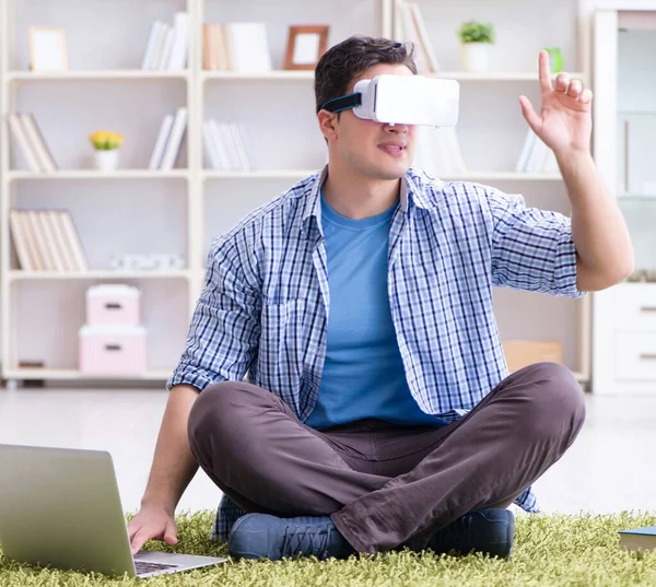 Freelance student met virtual reality bril thuis — Stockfoto