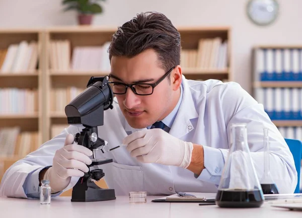 Jovem assistente de laboratório trabalhando no laboratório — Fotografia de Stock