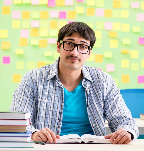 Estudiante con muchas prioridades contradictorias — Foto de Stock