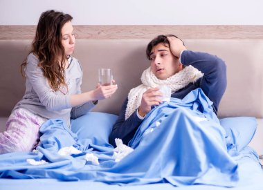 Evde hasta kocayla ilgilenen bir eş.