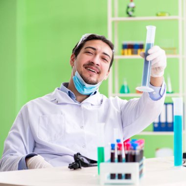 Laboratuvarda çalışan bir kimyager.