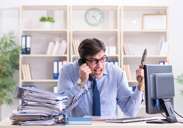 Stressig affärsman som arbetar på kontoret — Stockfoto