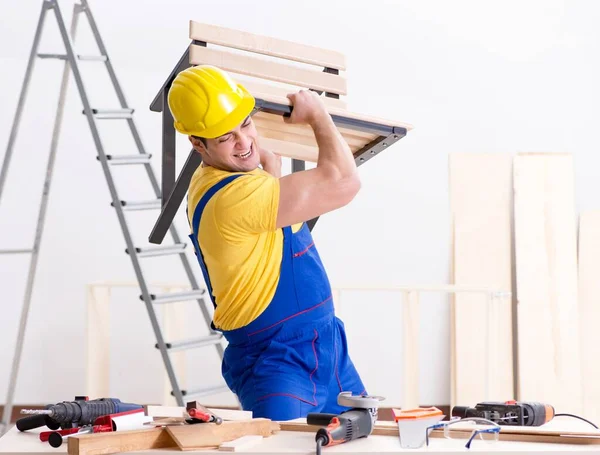 Riparatore pavimento deluso con il suo lavoro — Foto Stock