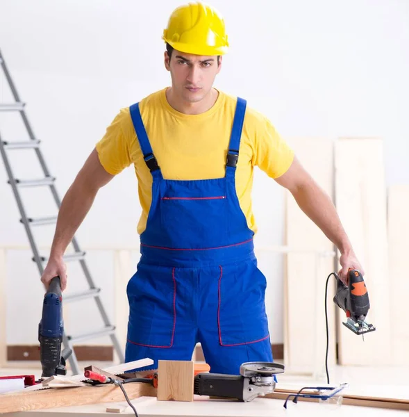 Riparatore pavimento deluso con il suo lavoro — Foto Stock