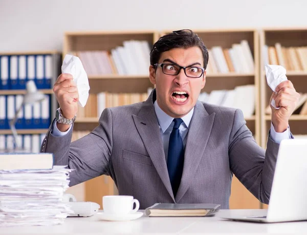 事務所で働く怒っているビジネスマン — ストック写真