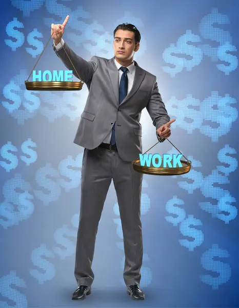 Üzletember, aki egyensúlyt keres otthon és a munka között. — Stock Fotó