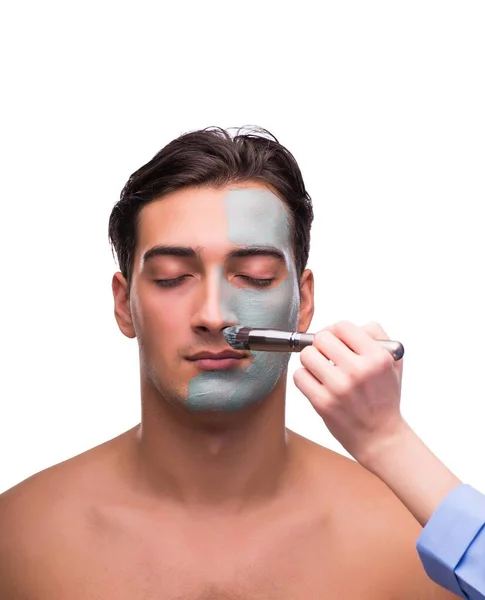 Mannen med ansiktsmask som tillämpas på vit — Stockfoto