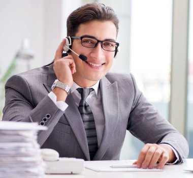 Yardım masası operatörü telefonda konuşuyor.