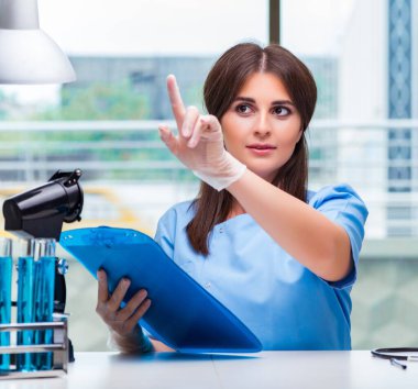 Genç kadın laboratuarda düğmelere basarak