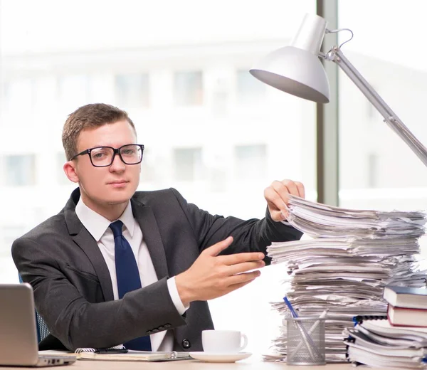 Jeune homme d'affaires travaillant dans le bureau — Photo