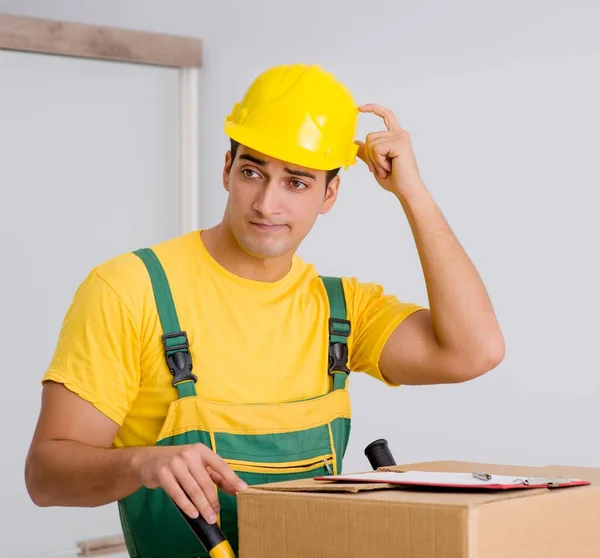 Man verplaatsen leveren dozen tijdens huis — Stockfoto