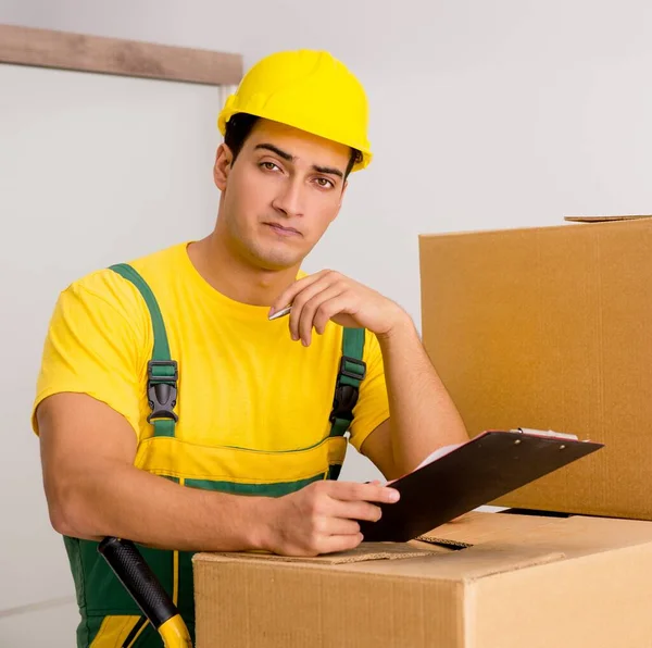 Man verplaatsen leveren dozen tijdens huis — Stockfoto