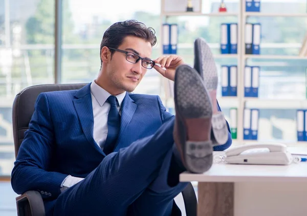 Jeune homme d'affaires beau employé travaillant au bureau au bureau — Photo