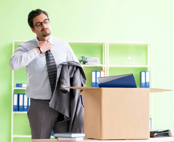 Homem empregado coletando suas coisas após a redundância — Fotografia de Stock