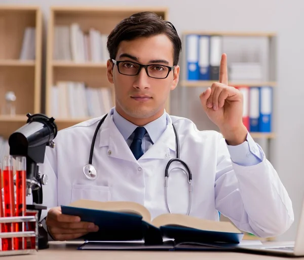 Unga läkare som studerar medicinsk utbildning — Stockfoto