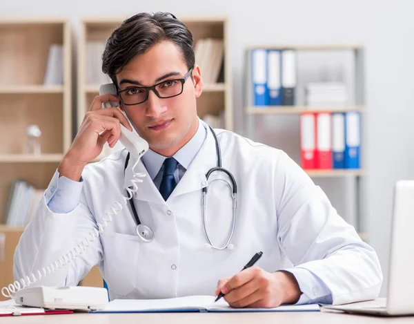 Medico consulente paziente al telefono — Foto Stock