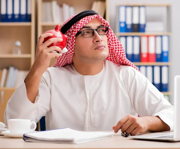 Arabisk affärsman som arbetar på kontoret — Stockfoto