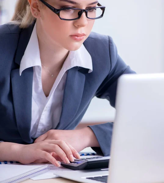 Professionista di finanza femminile che lavora su tastiera con rapporti — Foto Stock