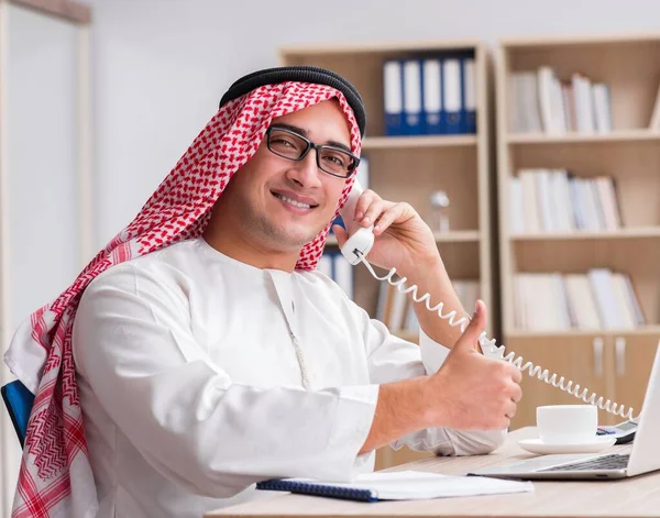 Homme d'affaires arabe travaillant dans le bureau — Photo