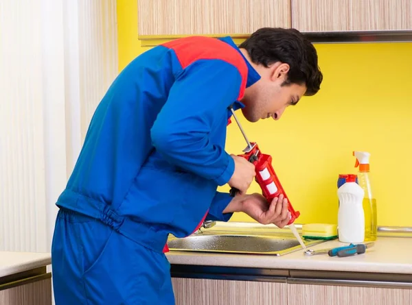 Mutfakta çalışan bir tamirci. — Stok fotoğraf