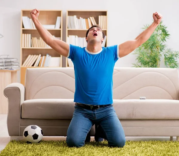 Voetbal kijken thuis man — Stockfoto