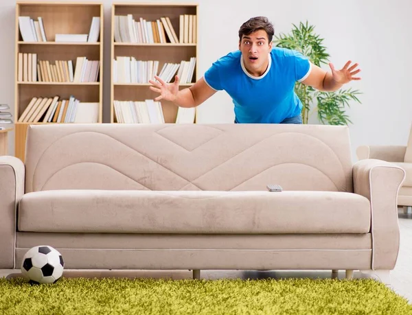 Uomo guardando il calcio a casa — Foto Stock