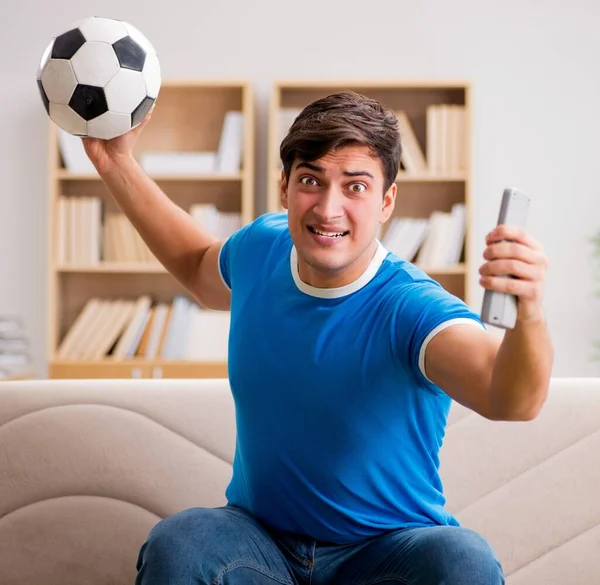 Hombre viendo fútbol en casa — Foto de Stock